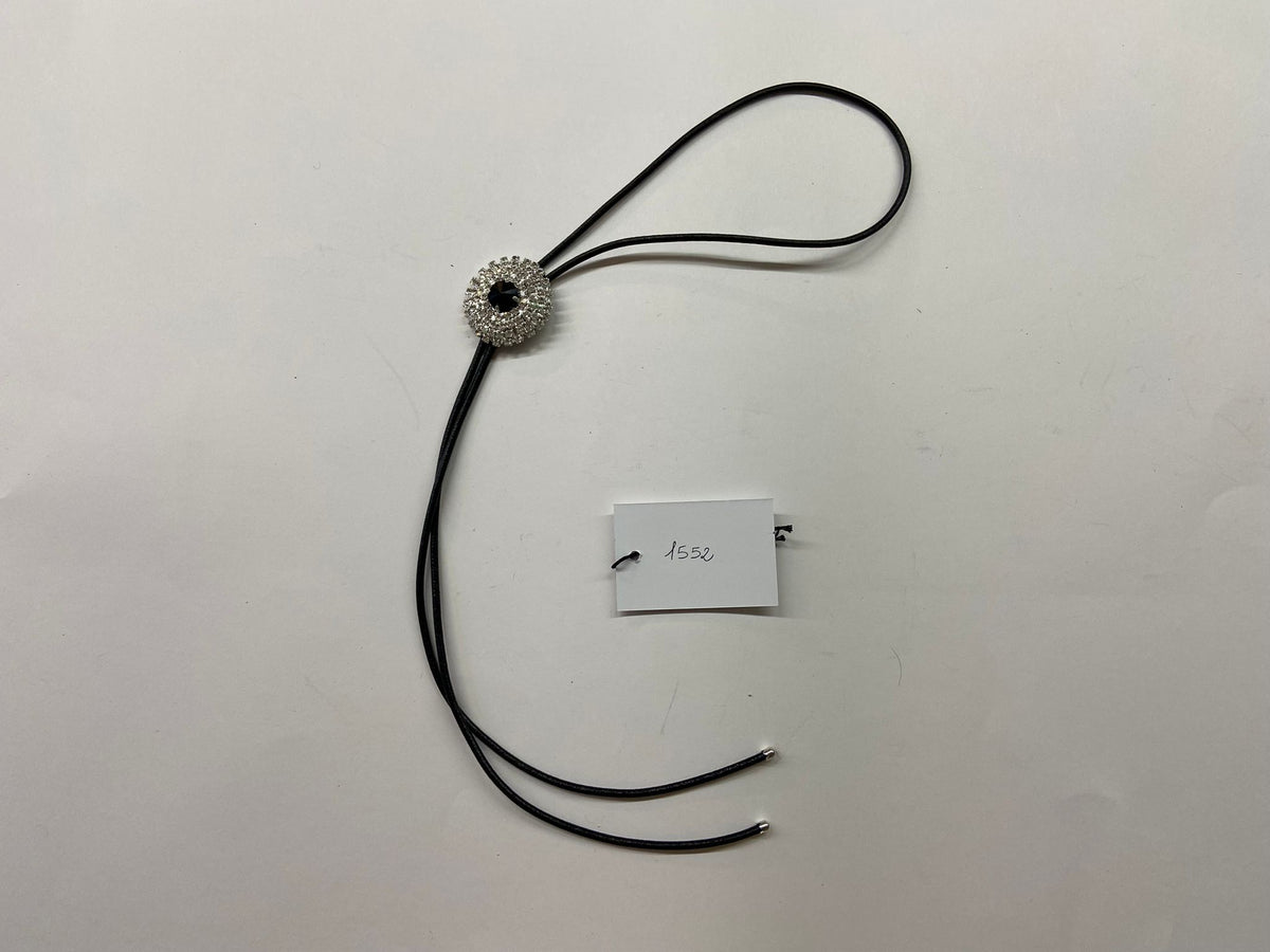 Cravattino in pelle con pietra nera